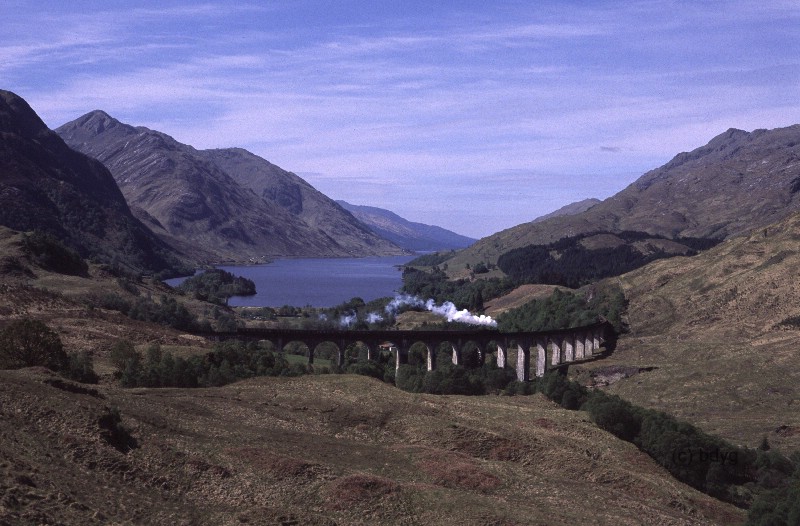 gf-v-2006-28-hogwarts-express-glenfinnan-viaduct-loch-shiel