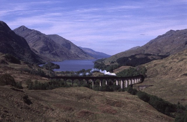 gf-v-2006-28-hogwarts-express-glenfinnan-viaduct-loch-shiel